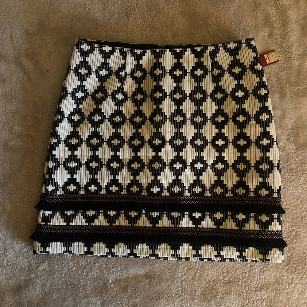 NWT Merona Black and White Merona Geometric Mini Skirt. SZ 10